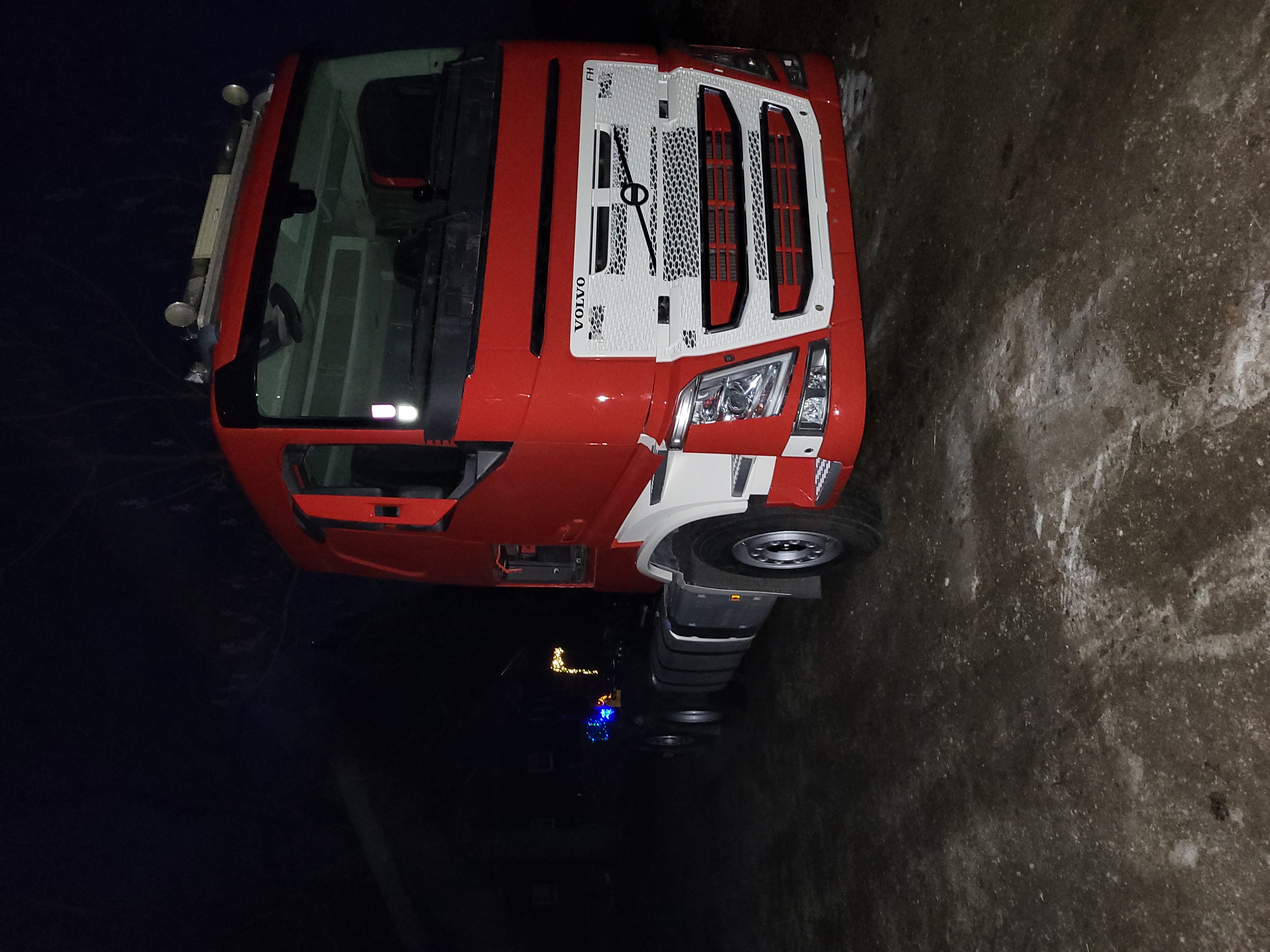 Tovornjak Volvo FH, prebarvan v rdeči barvi z belo masko