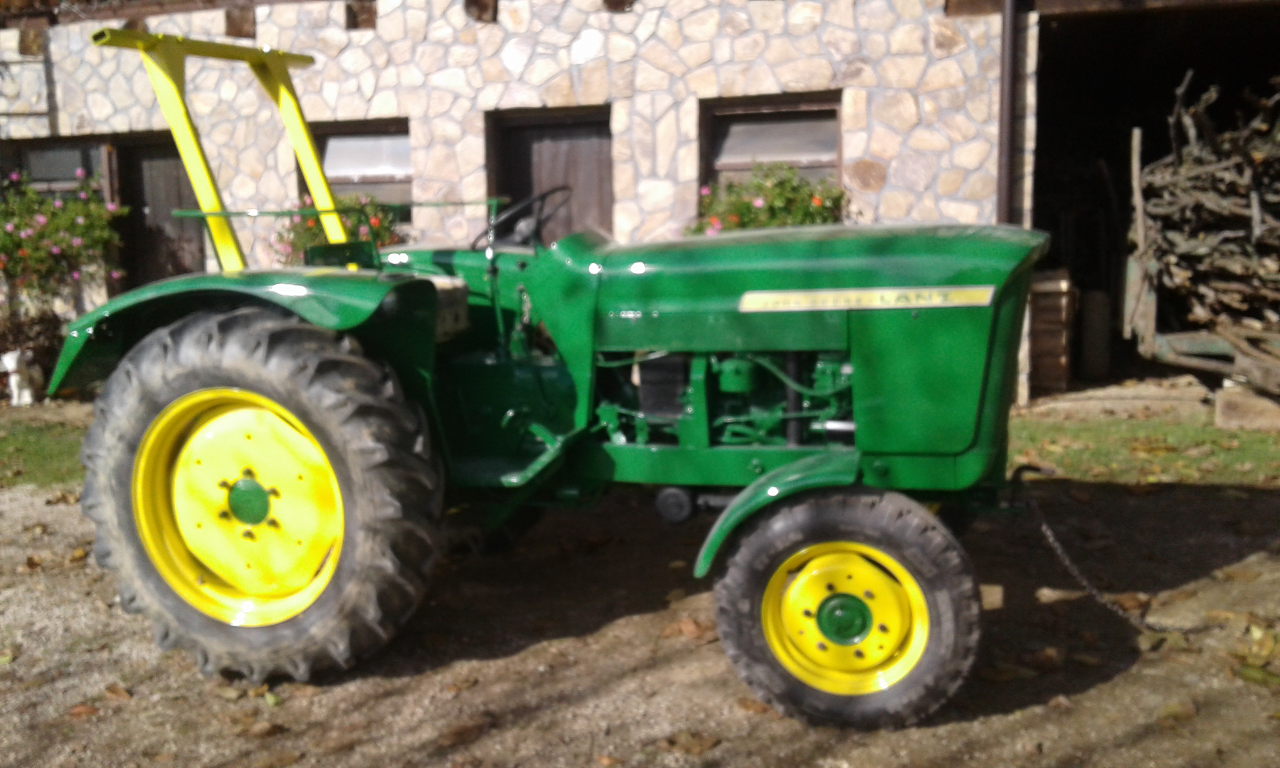 Obnovljen traktor v sijoči zeleni barvi z rumenimi platišči
